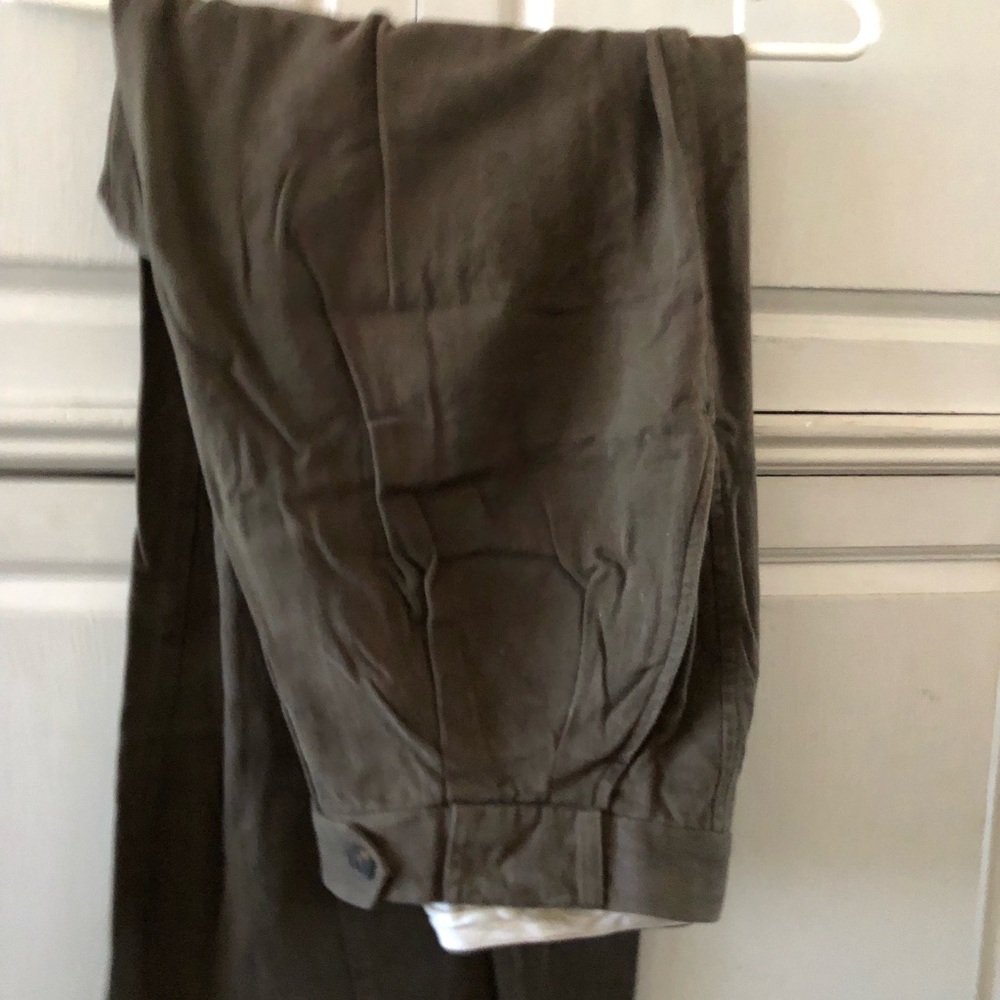 Mens bundle/lot is slacks. Sizes are in pictures.
